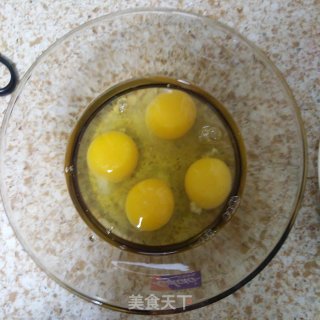 鸡蛋炒大葱的做法步骤：1