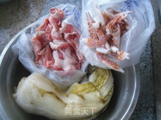 螃蟹腿汆酸菜的做法步骤：1
