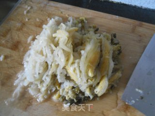 螃蟹腿汆酸菜的做法步骤：2