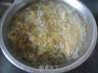 螃蟹腿汆酸菜的做法步骤：3