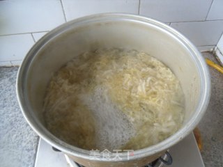 螃蟹腿汆酸菜的做法步骤：4