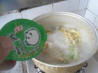 螃蟹腿汆酸菜的做法步骤：7