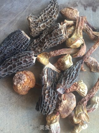 双菇淮山炖展肉的做法步骤：5