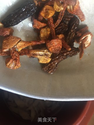双菇淮山炖展肉的做法步骤：7