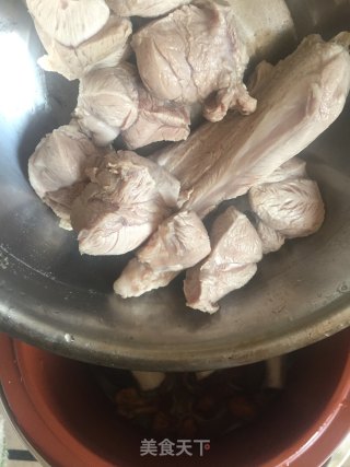 双菇淮山炖展肉的做法步骤：9