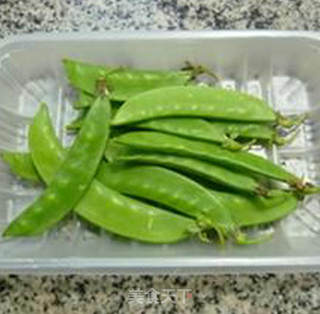 荷兰豆榨菜片炒鸡蛋的做法步骤：1