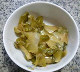 荷兰豆榨菜片炒鸡蛋的做法步骤：3
