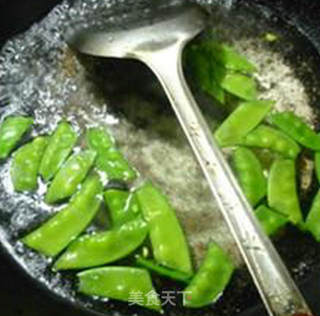 荷兰豆榨菜片炒鸡蛋的做法步骤：7