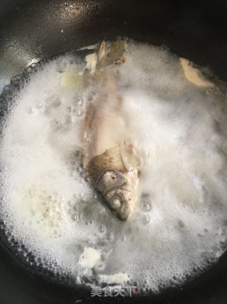 香菇豆腐鲫鱼汤的做法步骤：2