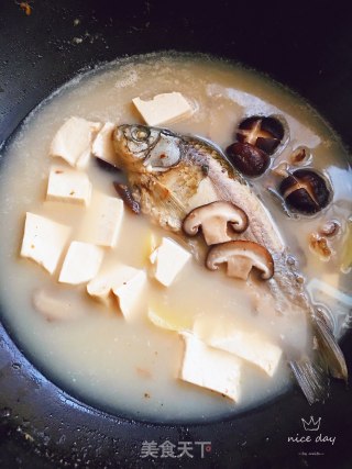 香菇豆腐鲫鱼汤的做法步骤：5