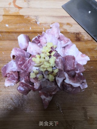 芹菜猪肉水饺的做法步骤：1