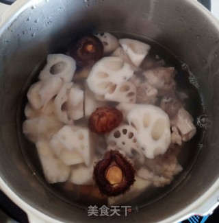 莲藕龙骨汤的做法步骤：5