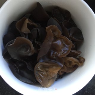 小木耳炒葫芦片的做法步骤：2