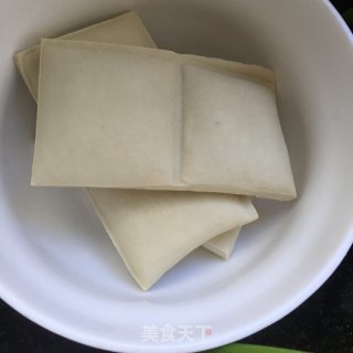 蒜蓉辣酱炒豆干的做法步骤：1