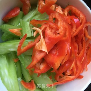 蒜蓉辣酱炒豆干的做法步骤：3