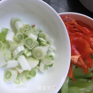 蒜蓉辣酱炒豆干的做法步骤：5