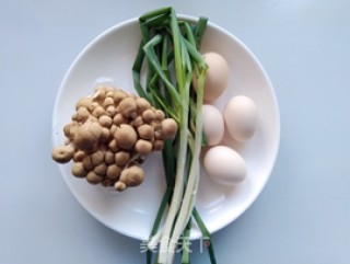 蟹味菇炒鸡蛋的做法步骤：1