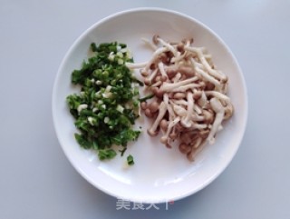 蟹味菇炒鸡蛋的做法步骤：2