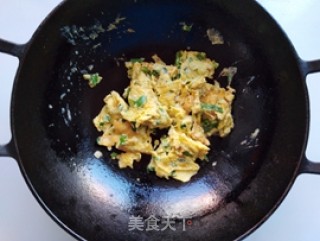 蟹味菇炒鸡蛋的做法步骤：7