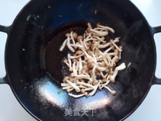 蟹味菇炒鸡蛋的做法步骤：8