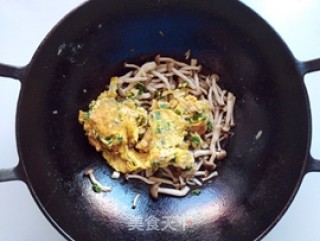 蟹味菇炒鸡蛋的做法步骤：9