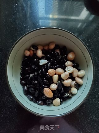黑豆黑芝麻米糊的做法步骤：1
