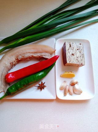 五花肉炒豆花干的做法步骤：1