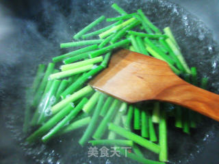 蒜薹鸡蛋炒望潮的做法步骤：6