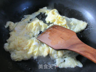 蒜薹鸡蛋炒望潮的做法步骤：7