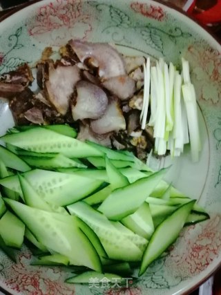 黄瓜炒肉的做法步骤：1