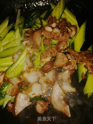 黄瓜炒肉的做法步骤：3