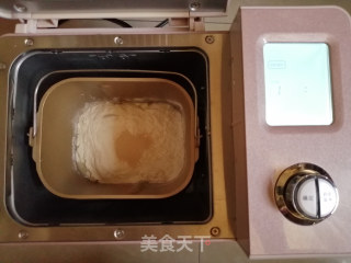 肉松咸蛋黄面包的做法步骤：1