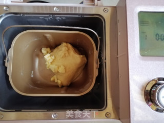 肉松咸蛋黄面包的做法步骤：2