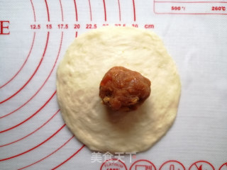 肉松咸蛋黄面包的做法步骤：4