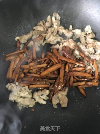 杏鲍菇炒羊肉卷的做法步骤：11