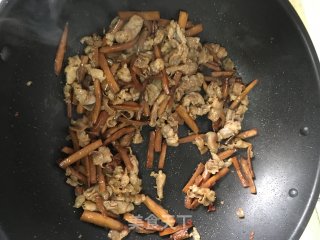 杏鲍菇炒羊肉卷的做法步骤：12