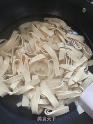 千张豆皮煲的做法步骤：2