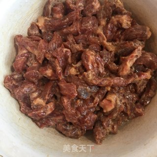 牛里脊肉炒洋葱的做法步骤：1