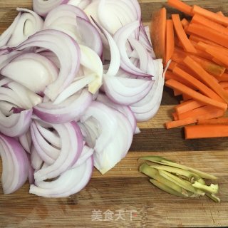 牛里脊肉炒洋葱的做法步骤：2