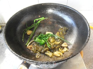 酸菜偏口鱼的做法步骤：3