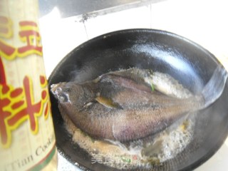 酸菜偏口鱼的做法步骤：4
