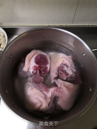 芸豆炖肘子的做法步骤：2
