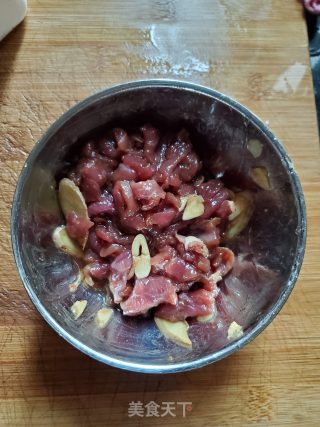 青蒜炒瘦肉的做法步骤：1