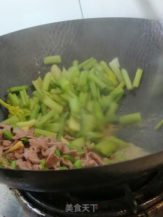 牛肉炒芹菜的做法步骤：11
