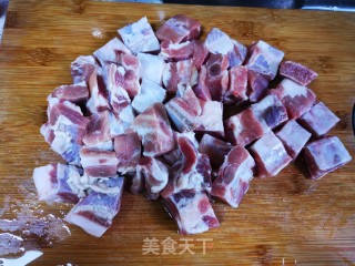 排骨莲藕玉米汤的做法步骤：1
