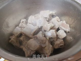排骨莲藕玉米汤的做法步骤：3