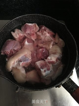 香菇花生焖猪脚的做法步骤：1