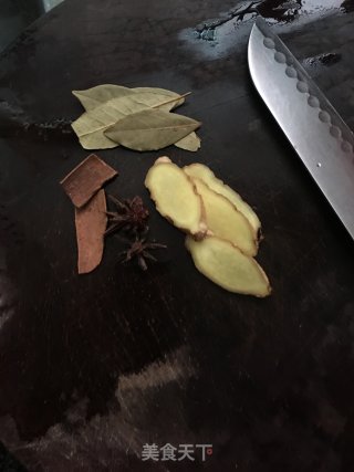 香菇花生焖猪脚的做法步骤：3