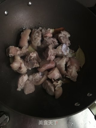 香菇花生焖猪脚的做法步骤：5