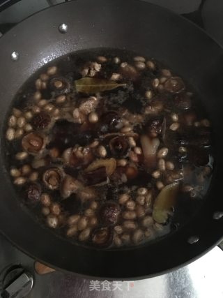 香菇花生焖猪脚的做法步骤：10